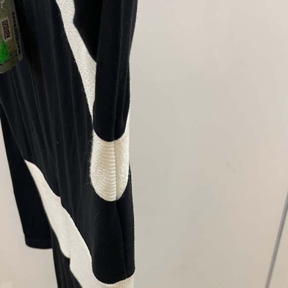 Elegant Black and White Dress - Picture 8 of 8